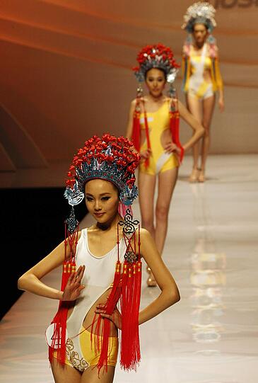 Knappe Bikinis, süße Mädchen: Die Fashion Week in Peking.
