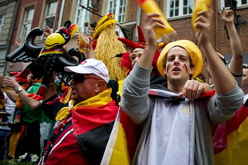 Hier kommen die Fans: Deutsche und griechische Anhänger feiern in Danzig.