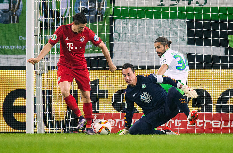 ROBERT LEWANDOWSKI, NOTE 2: Fünf Tore gelangen dem Polen diesmal nicht, trotzdem war Lewandowski wichtig für die Bayern-Demonstration. Riss immer wieder Lücken, bot den Mittelfeldspielern Passoptionen an.