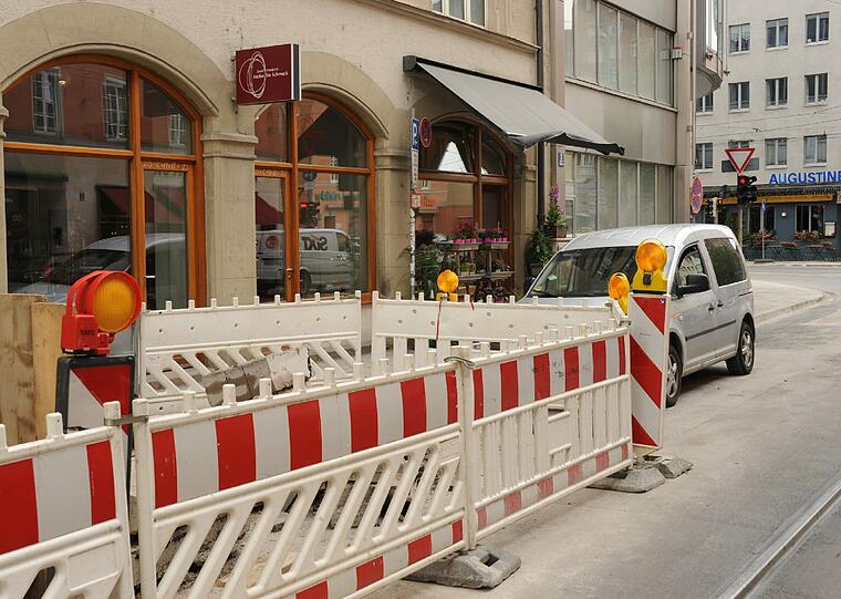 Blumenhändler Thorsten Roth vor seinem Laden in der Fraunhoferstraße. Bis Ende Juni plagte ihn, wie hier im Foto festgehalten, die Baustelle.