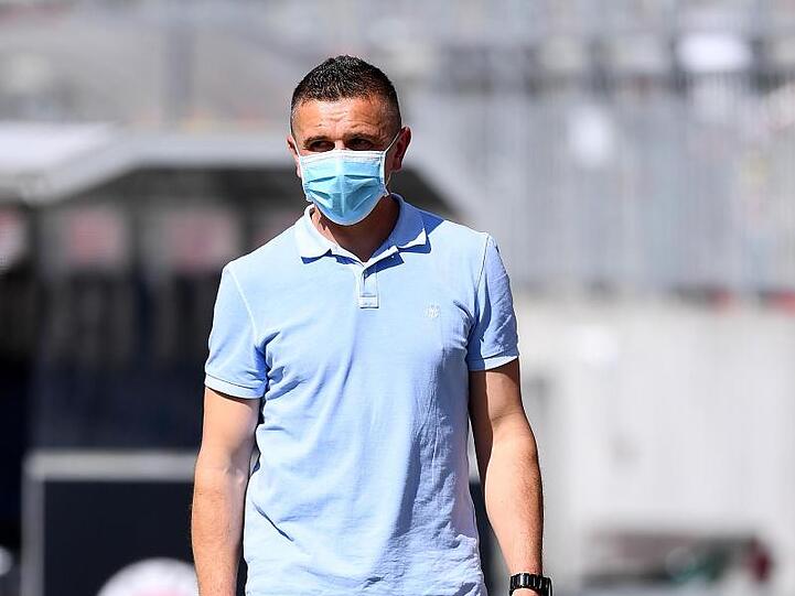 Trainer Mersad Selimbegovic mit Mundschutz. Foto: Stuart Franklin/Getty-Pool/dpa/Archivbild