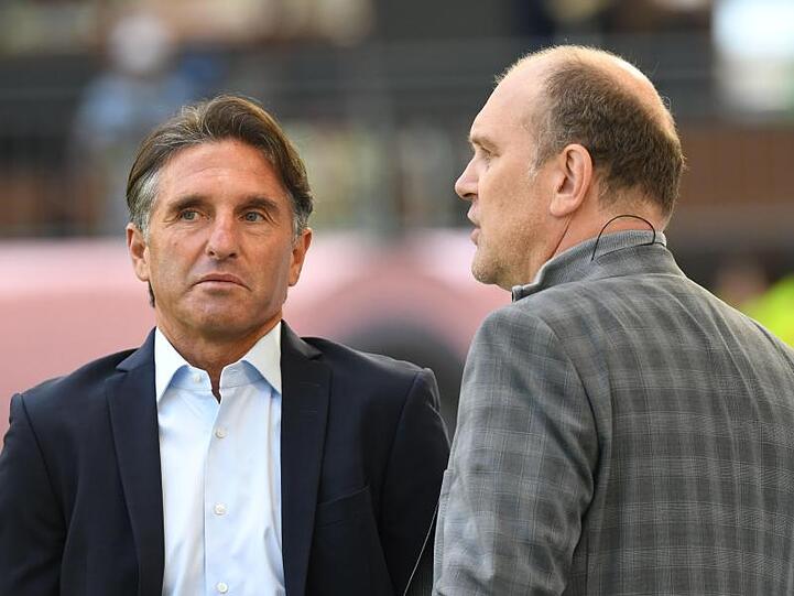 Wolfsburgs Trainer Bruno Labbadia (l) und Geschäftsführer Sport Jörg Schmadtke.