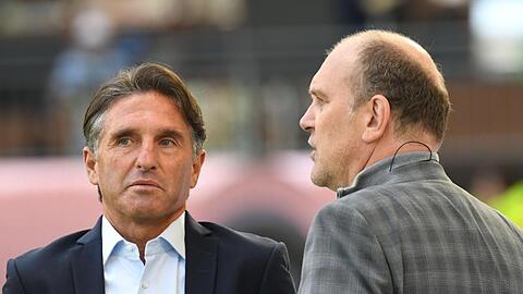 Wolfsburgs Trainer Bruno Labbadia (l) und Geschäftsführer Sport Jörg Schmadtke.