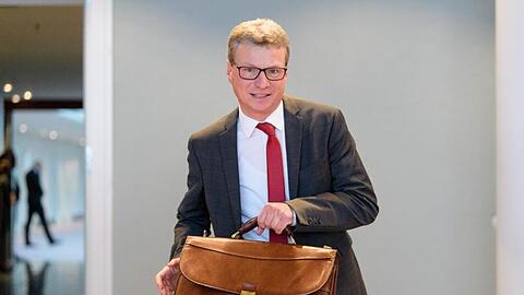 Bernd Sibler (CSU), Kustminister Bayern, betritt den Sizungssaal. Foto: Matthias Balk/Archiv