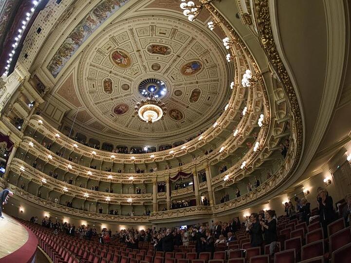 Besucher spenden der russischen Sopranistin Anna Netrebko Applaus.