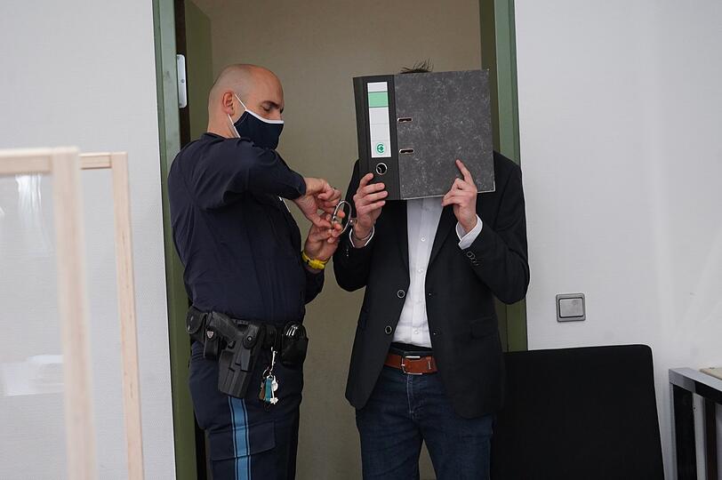 Der Angeklagte wird vorgeführt.