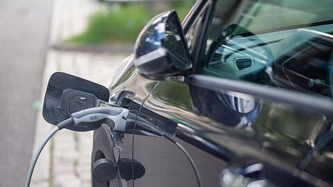 Laut einer Studie der Unternehmensberatung Deloitte sind E-Autos mit durchschnittlich 42.000 Euro 11.000 Euro teurer als Verbrenner.