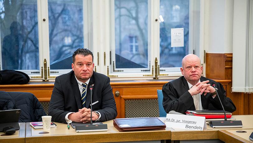 Der Angeklagte ließ sich durch drei Anwälte vertreten. Der Angeklagte ließ sich durch drei Anwälte vertreten.