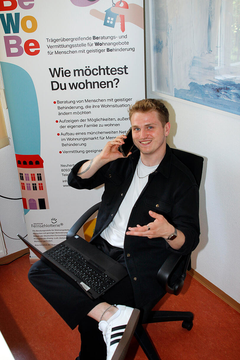 Tobias Lutze (29) ist Sozialarbeiter und vermittelt Wohnungen an erwachsene geistig behinderte M&uuml;nchnerinnen und M&uuml;nchner.