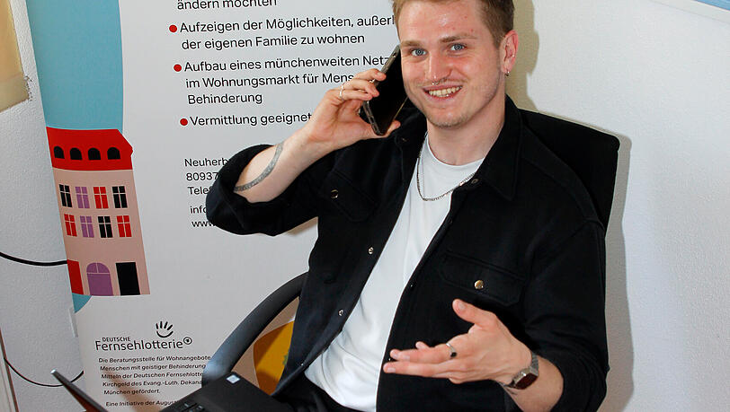 Tobias Lutze (29) ist Sozialarbeiter und vermittelt Wohnungen an erwachsene geistig behinderte M&uuml;nchnerinnen und M&uuml;nchner.
