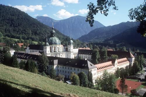 In der Nähe des berühmten Klosters verunglückte am Ettaler Berg ein Biker tödlich.