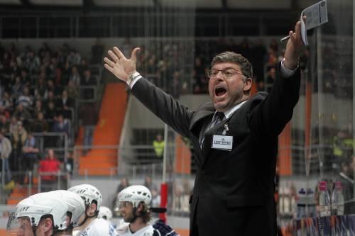 Nahm seine Mannschaft nach der Pleite gegen Ravensburg kräftig ran: EHC-Coach Pat Cortina.