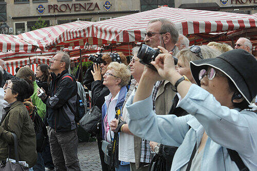 So viele Attraktionen: Touristen auf dem Hauptmarkt fotografieren das Männleinslaufen an der Frauenkirche.