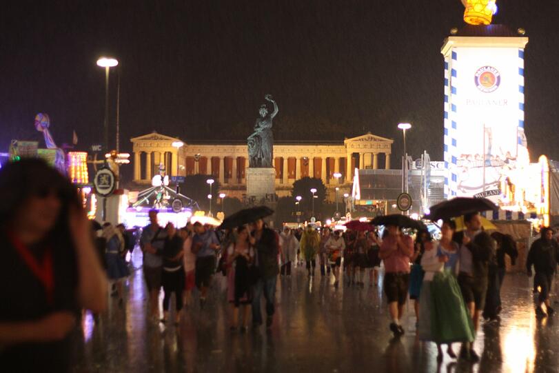 20:40 Uhr: Die Bavaria strahlt hell erleuchtet - doch auf der Treppe, auf der sich bei Nacht für gewöhnlilch die Pärchen tummeln, ist bei Regen niemand zu sehen.