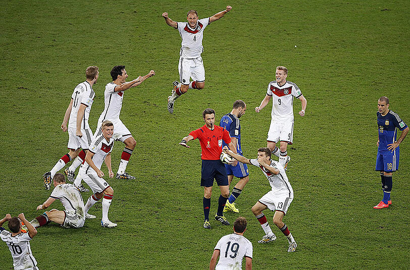 Mit diesem Pfiff wurde der Traum für Bayerns Thomas Müller (2.v.r.) und Co. Realität: Schiedsrichter Nicola Rizzoli pfeift das WM-Finale 2014 zwischen der DFB-Elf und Argentinien ab - Deutschland ist Weltmeister.