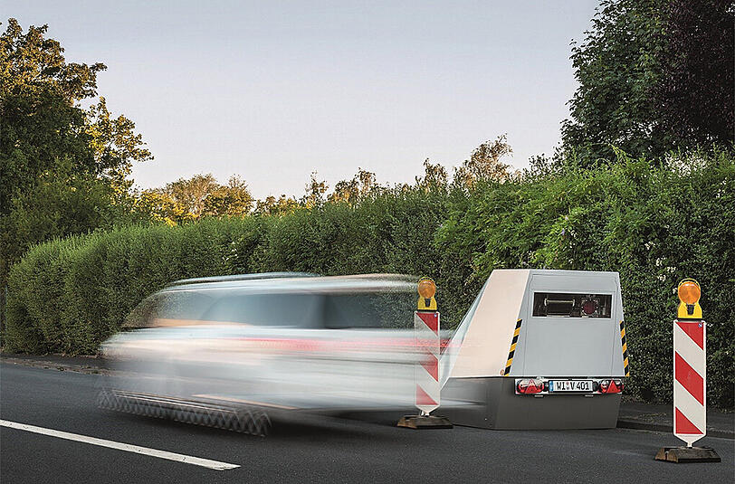 Der neue Blitzeranhänger, geparkt am Straßenrand.