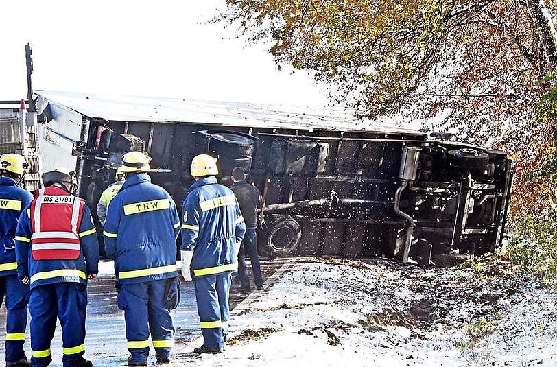Der Post-Laster rutschte auf schneeglatter Fahrbahn von der Straße.