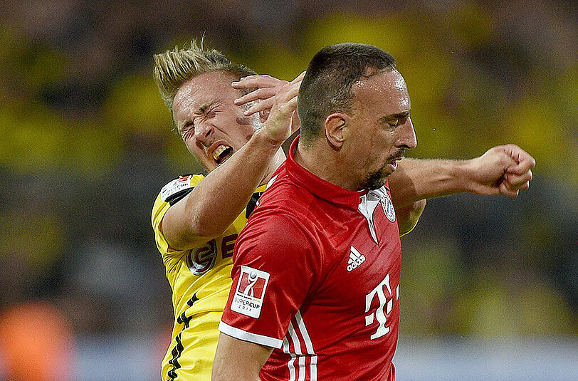 14. August 2016: Im Supercup 2016 kann Ribéry den Dortmunder Felix Passlack nicht abschütteln und holt mit dem Ellenbogen aus. Es gibt Gelb für beide Spieler.