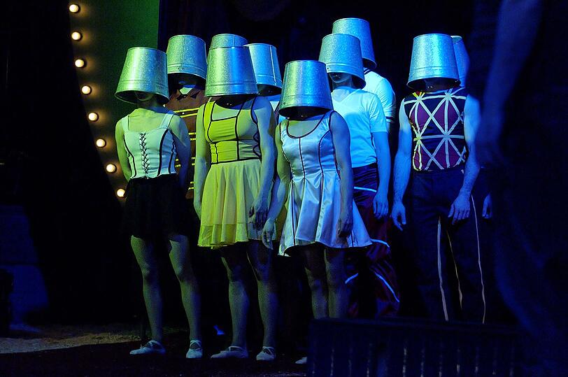 Auf Tournee mit dem Zirkus Monti leben die Zirkusfans im Kreis der Artisten und genießen Abends die Aufführungen in der Manege.