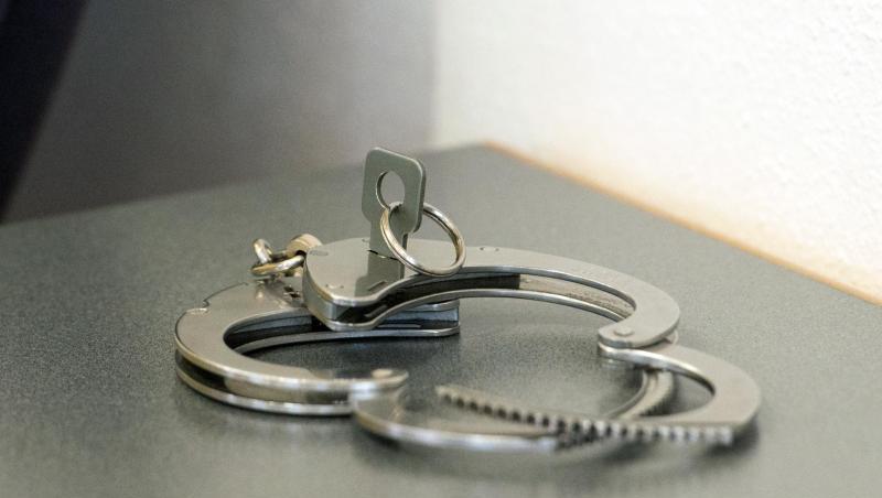 Handschellen liegen auf einem Tisch. Foto: Armin Weigel/dpa/Symbolbild Handschellen liegen auf einem Tisch. Foto: Armin Weigel/dpa/Symbolbild