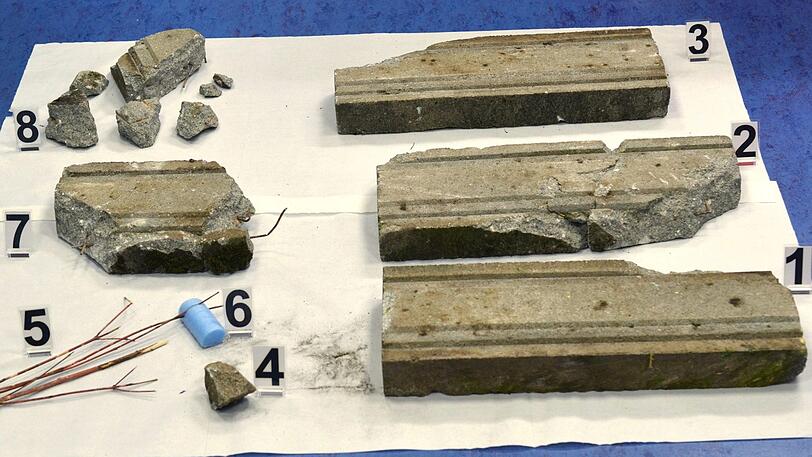 Diese Betonplatten lagen auf den ICE-Gleisen.