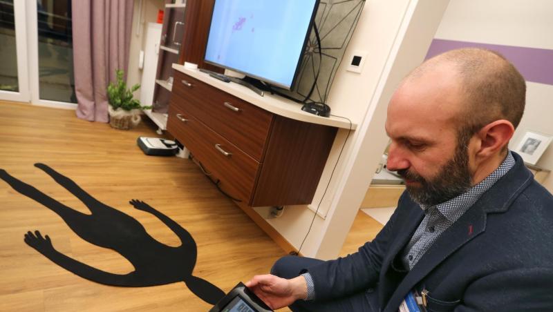 Alexander Karl, Laboringenieur der Fachhochschule Kempten, zeigt in einer Forschungswohnung ein digitales Steuerelement. Alexander Karl, Laboringenieur der Fachhochschule Kempten, zeigt in einer Forschungswohnung ein digitales Steuerelement.