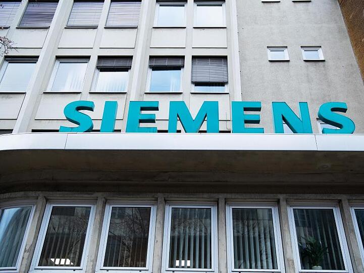Der Schriftzug "Siemens" neben dem Eingangstor des Unternehmens in der Huttenstraße in Berlin. Foto: Soeren Stache/dpa-Zentralbild/dpa/Archivbild