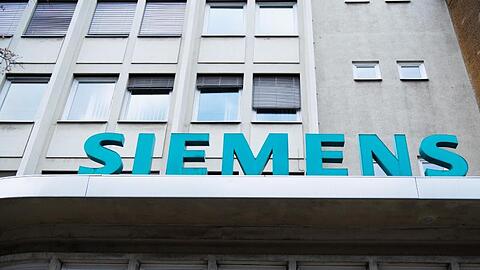 Der Schriftzug "Siemens" neben dem Eingangstor des Unternehmens in der Huttenstraße in Berlin. Foto: Soeren Stache/dpa-Zentralbild/dpa/Archivbild
