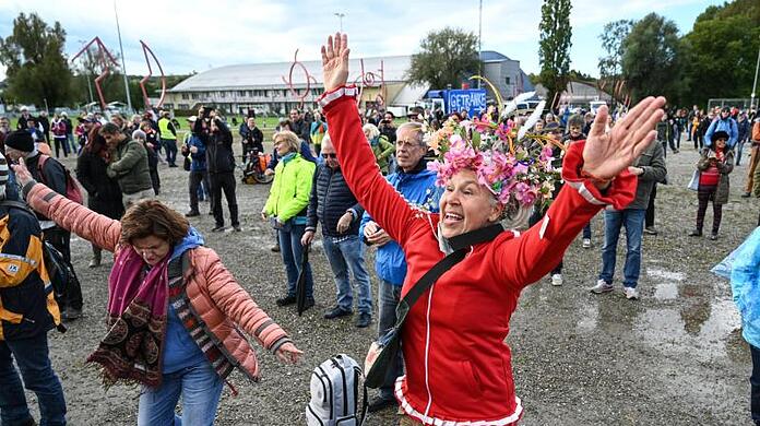 Hunderte Menschen feiern am Ufer des Bodensees einen Gottesdienst.
