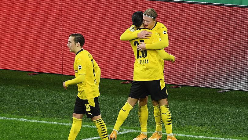 Erling Haaland (rechts) lässt sich von seinen Mannschaftskollegen Felix Passlack (links) und Emre Can für seinen Treffer zum 3:2 feiern. Erling Haaland (rechts) lässt sich von seinen Mannschaftskollegen Felix Passlack (links) und Emre Can für seinen Treffer zum 3:2 feiern.