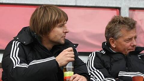 Ein Gedanke, ein Weg: Cheftrainer Michael Oenning (links) und Assistent Peter Hermann ziehen an einem Strang. Der Club soll jünger und deutscher werden &ndash; mit dem nötigen Schuss Erfahrung.