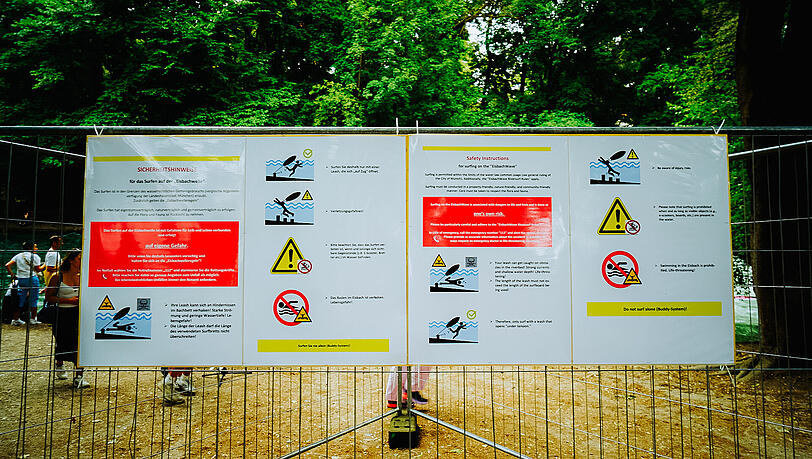 Die neuen Sicherheitsregeln wurden an der Eisbachwelle aufgehängt. Die neuen Sicherheitsregeln wurden an der Eisbachwelle aufgehängt.