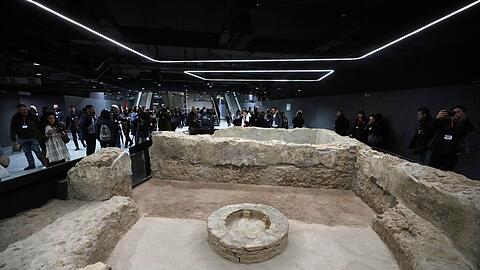 Das ganze Fundament eines ausgegrabenen Geb&auml;udes ist an einer der Haltestellen ausgestellt.