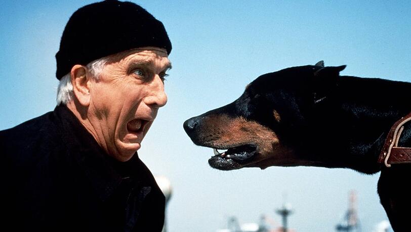 Schauspieler Leslie Nielsen in "Die nackte Kanone 2&frac12;".