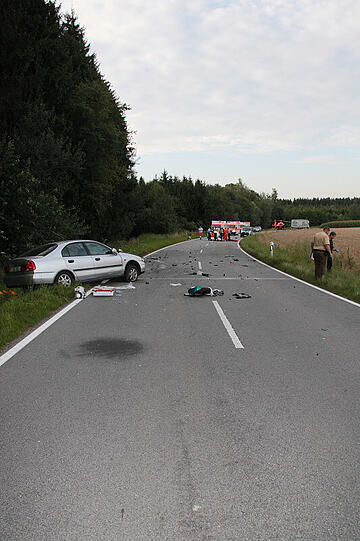 Bei dem Unfall wurde das Vorderrad des Motorrads einfach abgerissen: Bei Taufkirchen sind vier Menschen schwer verletzt worden. Die Bilder