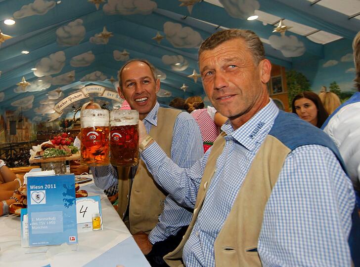 Ein Prosit auf den gelungenen Saisonstart: Maurer und Sportdirektor Florian Hinterberger.