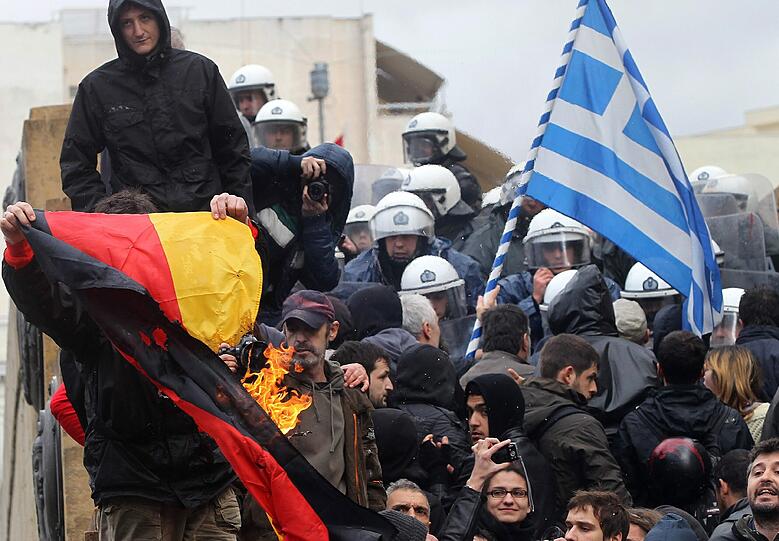 Am Rande einer Demonstration von rund 10 000
Menschen gegen das harte Sparprogramm der griechischen Regierung ist
es am Dienstag in Athen zu kleineren Zwischenfällen gekommen.