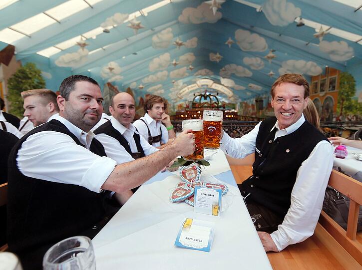 EHC-Manager Christian Winkler (l.) mit Trainer Pierre Pagé (r.) und Co-Trainer Helmut de Raaf (2. v.l.) auf der Wiesn.