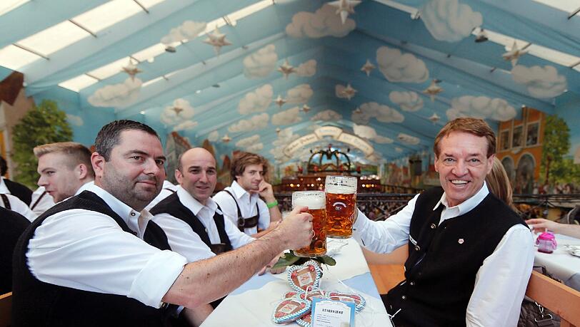 EHC-Manager Christian Winkler (l.) mit Trainer Pierre Pagé (r.) und Co-Trainer Helmut de Raaf (2. v.l.) auf der Wiesn. EHC-Manager Christian Winkler (l.) mit Trainer Pierre Pagé (r.) und Co-Trainer Helmut de Raaf (2. v.l.) auf der Wiesn.
