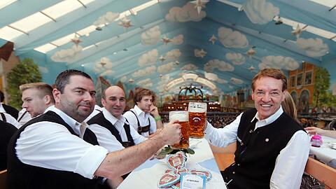 EHC-Manager Christian Winkler (l.) mit Trainer Pierre Pagé (r.) und Co-Trainer Helmut de Raaf (2. v.l.) auf der Wiesn.