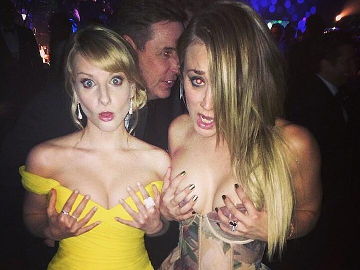 "Wir halten unsere 'Golden Globes' bei den Golden Globes", schrieb Cuoco zu dem Bild
