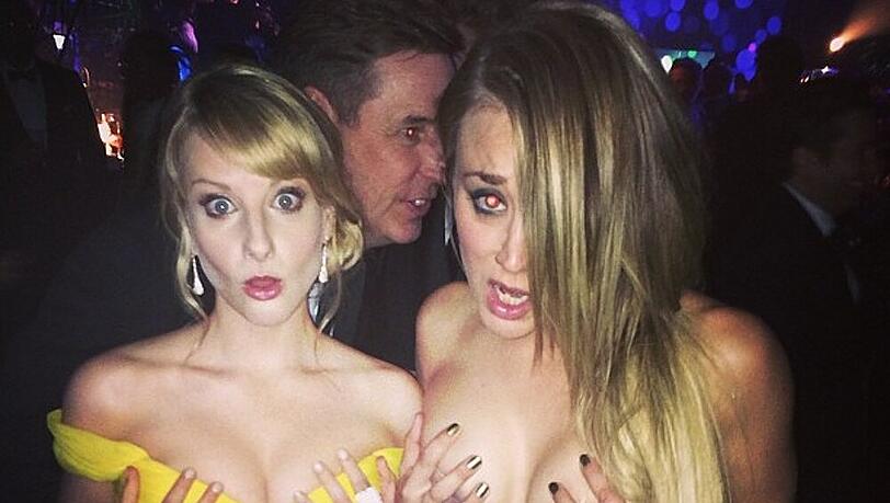 "Wir halten unsere 'Golden Globes' bei den Golden Globes", schrieb Cuoco zu dem Bild "Wir halten unsere 'Golden Globes' bei den Golden Globes", schrieb Cuoco zu dem Bild