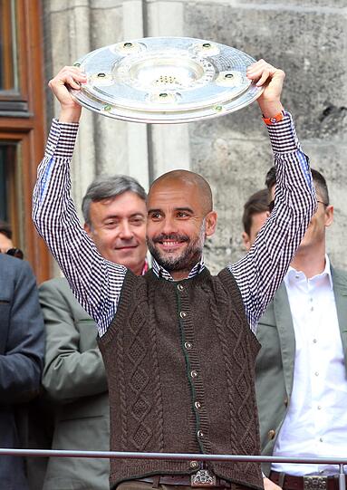 Am Sonntag feierte der FC Bayern (Männer wie Frauen) den Gewinn der Deutschen Meisterschaft. Tausende Fans waren auf den Marienplatz gekommen. Die Bilder.