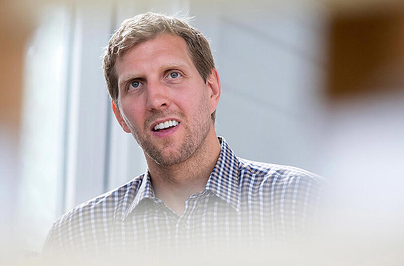 "Ich habe noch keine volle Trainingseinheit absolviert, bin noch nicht bei 100 Prozent", erklärte der an Achillessehnenbeschwerden leidende Dirk Nowitzki am Rande des Spiels.