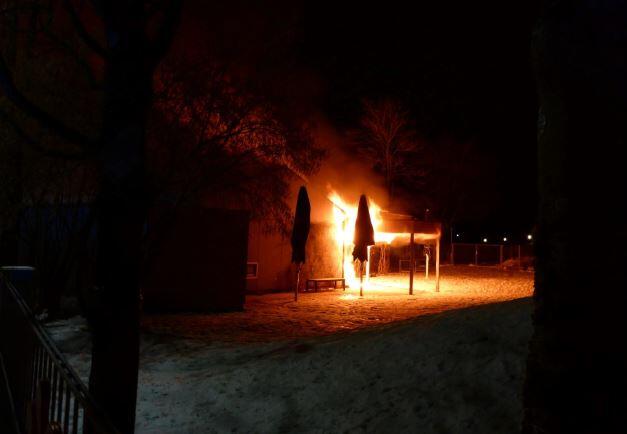 Ein Großbrand zerstörte in der Nacht zum Donnerstag große Teile eines Kindergartens.