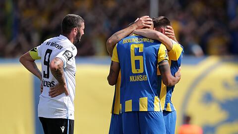 "Irgendwann wird das Glück auf unserer Seite sein", sagt 1860-Coach Bierofka angesichts der Ausbeute von einem Punkt in zwei Spielen. "Irgendwann wird das Glück auf unserer Seite sein", sagt 1860-Coach Bierofka angesichts der Ausbeute von einem Punkt in zwei Spielen.