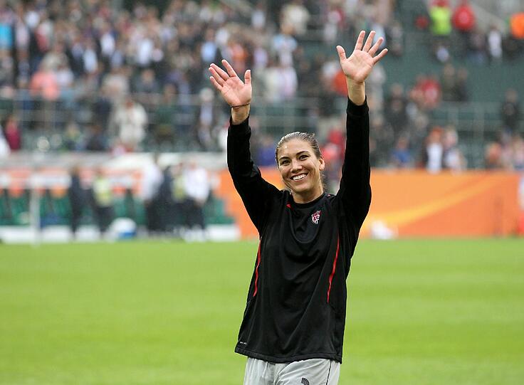 Die schönste Entdeckung der Frauen-WM: Hope Solo. Das Leben der USA-Torfrau soll jetzt sogar verfilmt werden. Ihre schönsten Bilder gibt's hier bei uns.