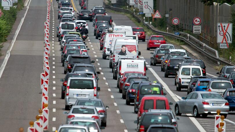 Laut ADAC sind in diesem Jahr nicht nur die klassischen Nord-Süd-Achsen betroffen, auch auf den Querachsen und rund um die Ballungsräume ist mit viel Verkehr zu rechnen. (Symbolbild)