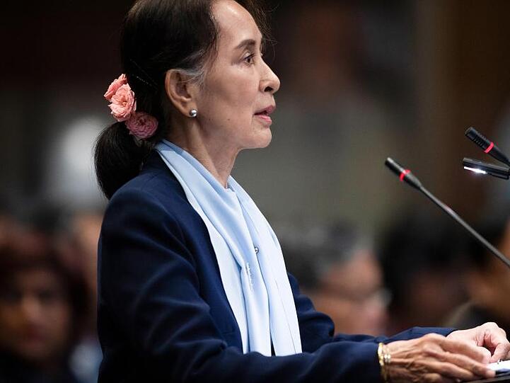 Aung San Suu Kyi, de facto Regierungschefin von Myanmar, spricht am zweiten Tag der dreitägigen Anhörungen.