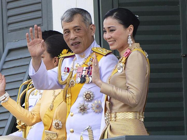 König Maha Vajiralongkorn, mit Beinamen Rama X, von Thailand neben seiner Frau, Königin Suthida, in Bangkok.